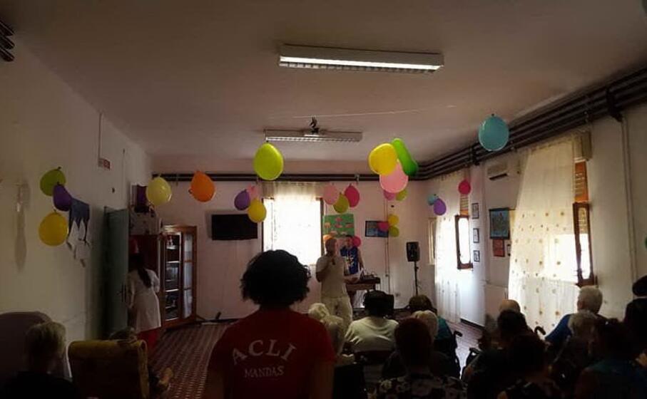 La Festa dell'estate nella casa di riposo di Mandas musica e divertimento per la terza età L