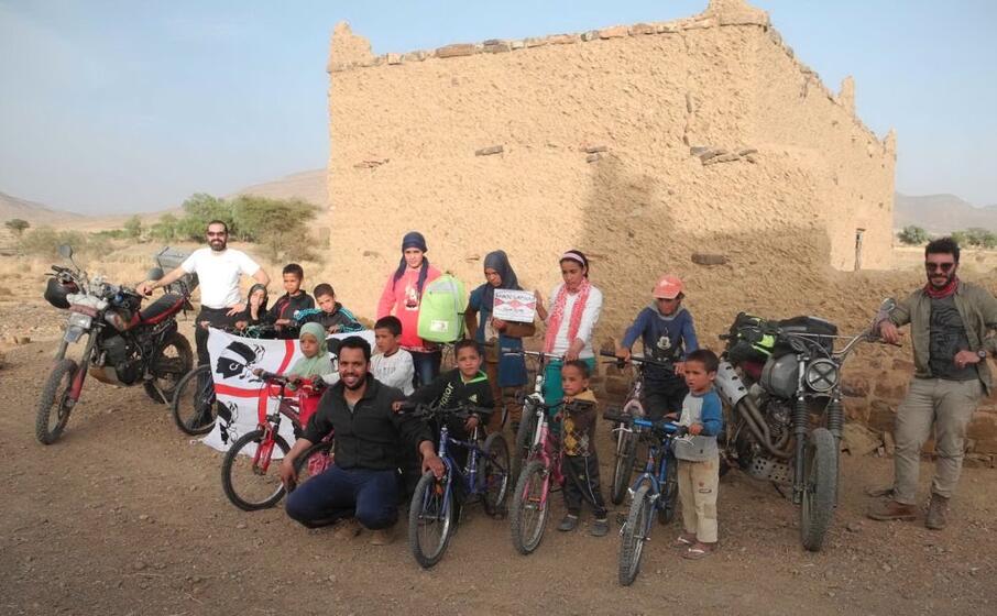i due motociclisti sardi durante la consegna delle bici