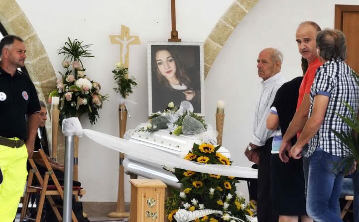 omicidio noemi amici e parenti riuniti a specchia per l ultimo saluto