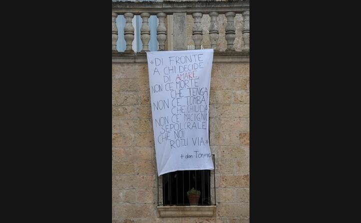 uno striscione in onore della vittima