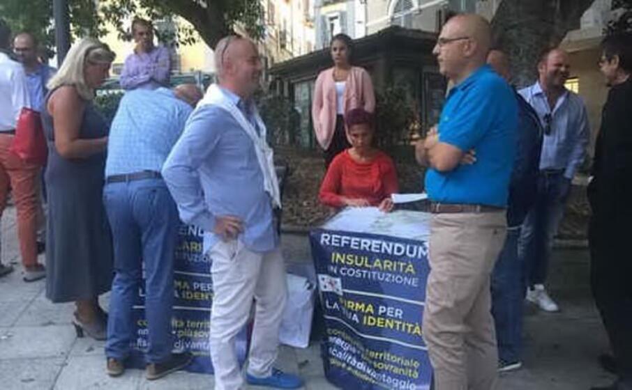 il consigliere regionale dei riformatori michele cossa a un banchetto pro insularit