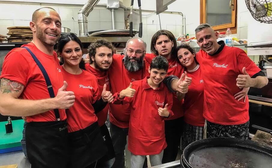 nico acampora quarto da sinistra con il team pizzaut
