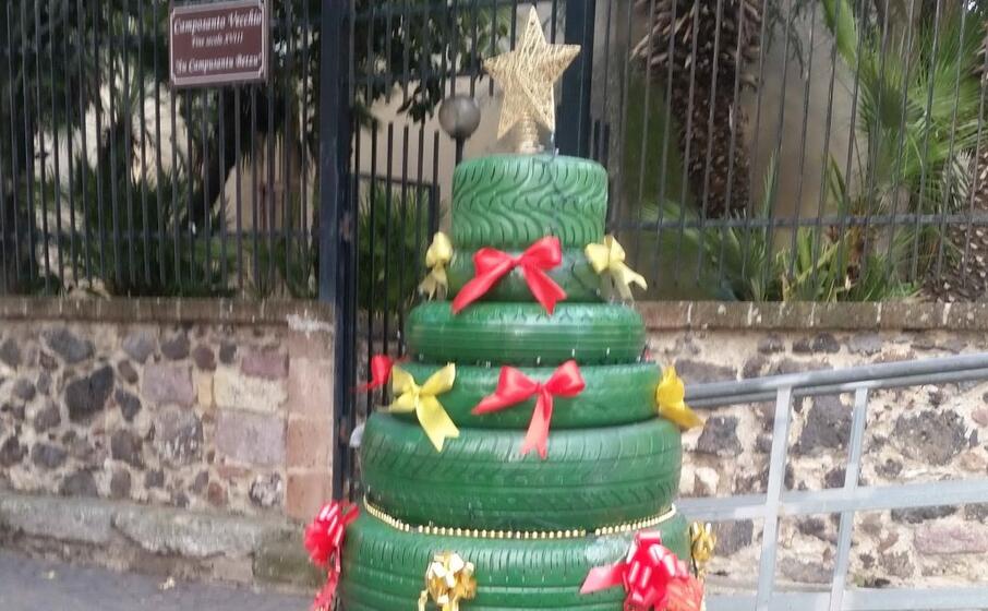albero di natale con pneumatici e materiali vari da riciclo