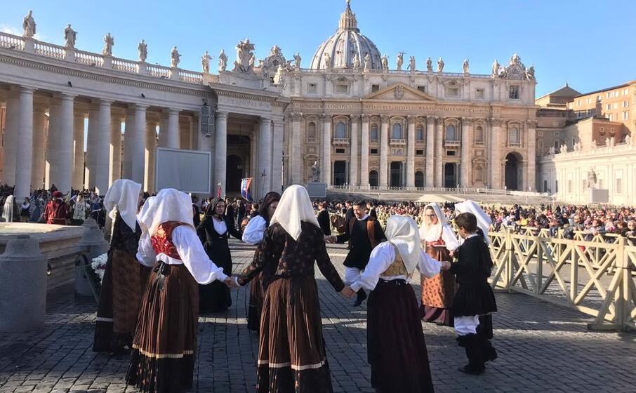 girotondo in costume in piazza san pietro