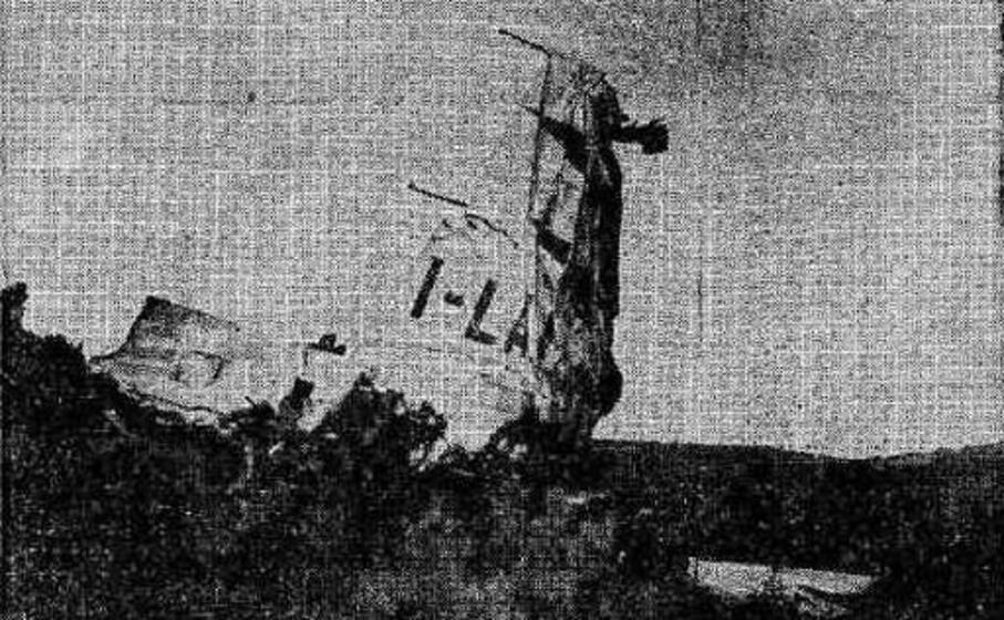 i resti dell aereo conficcati sulla collina