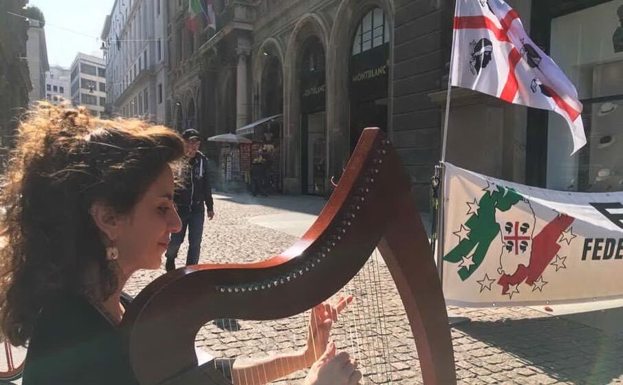 la bandiera dei 4 mori accanto a palazzo marino