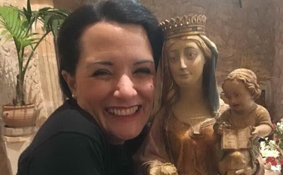 veronica matta con la statua della madonna della panada