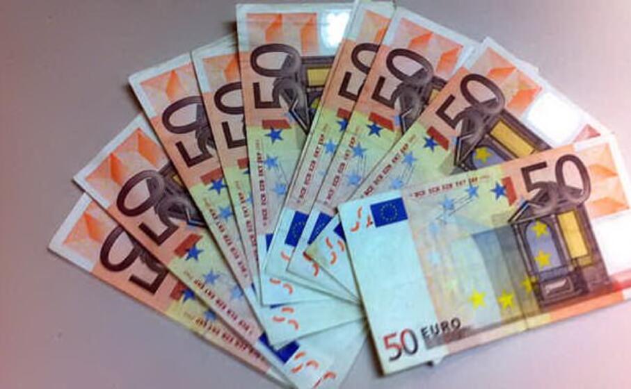 In Strada Volano Banconote Da 50 Euro La Corsa A Raccoglierle E Una Gara Di Solidarieta L Unione Sarda It