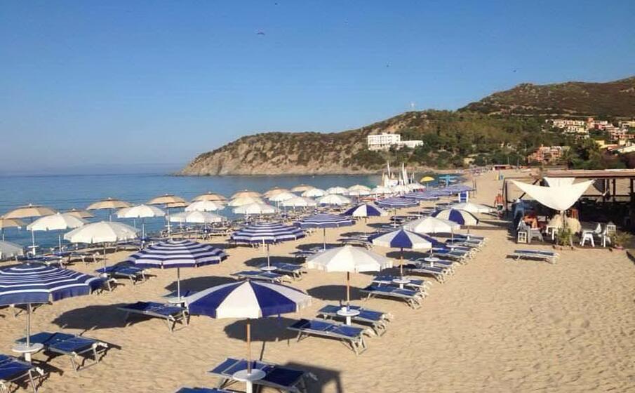 "Solanas tra le spiagge più care del mondo". Ira di Sinnai ...