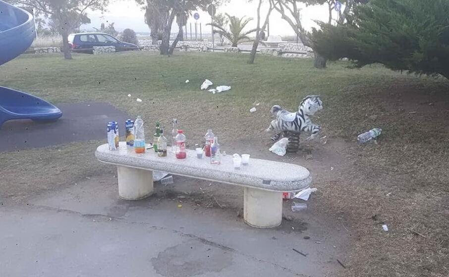 rifiuti nel parco giochi del poetto di quartu