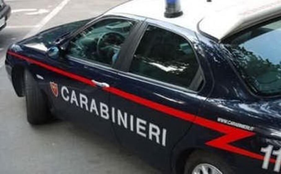 i carabinieri sono alla ricerca dell uomo in fuga