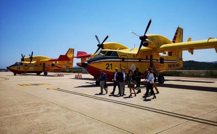 i canadair pronti al decollo a olbia