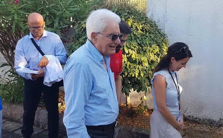 sorridente e disponibile sergio mattarella durante la sua visita al compendio garibaldino (foto ansa)