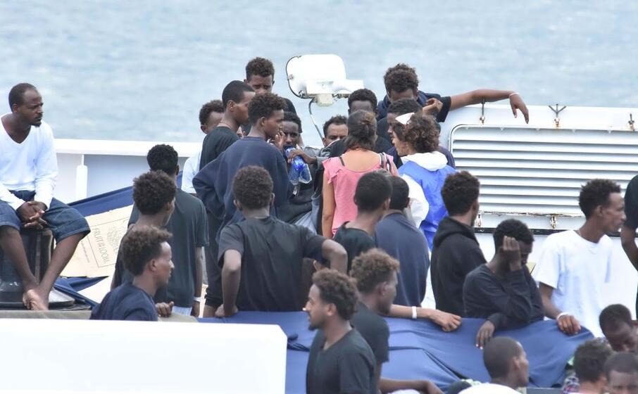 a bordo della nave diciotti (foto ansa)