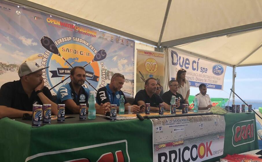 torregrande al via il campionato europeo di sup sulle tavole da surf i migliori atleti
