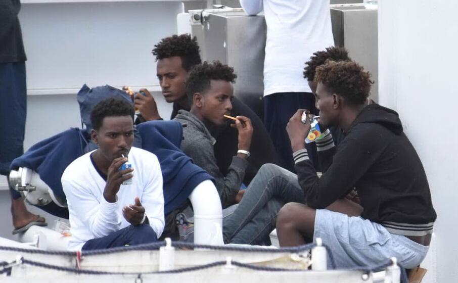 alcuni migranti salvati dalla nave diciotti (foto ansa)