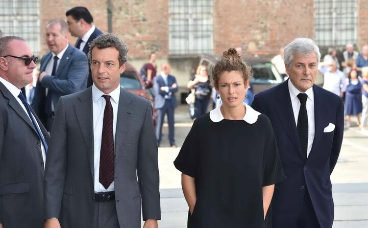 la commemorazione dell ex presidente di fca avvenuta al duomo di torino (in foto ginevra con il padre alain elkann)