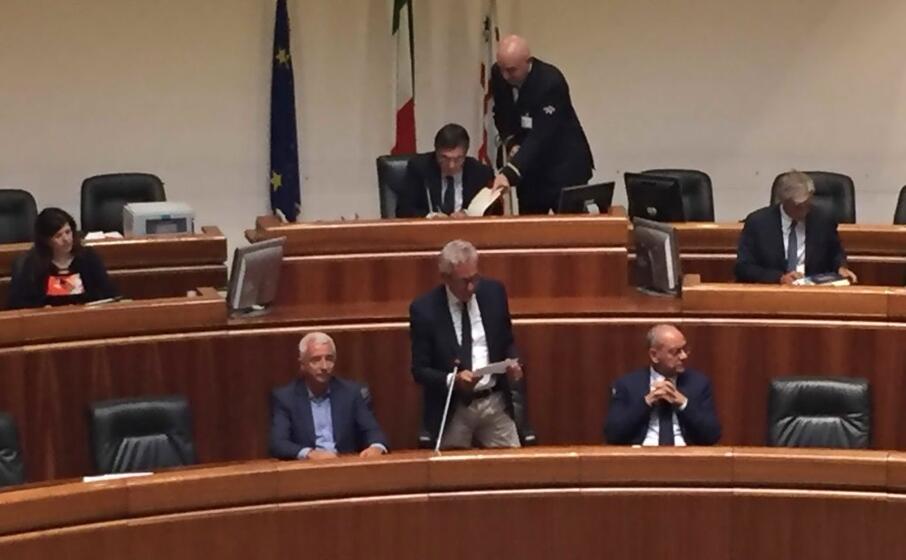 il presidente pigliaru durante il suo intervento in consiglio regionale (foto matteo sau)