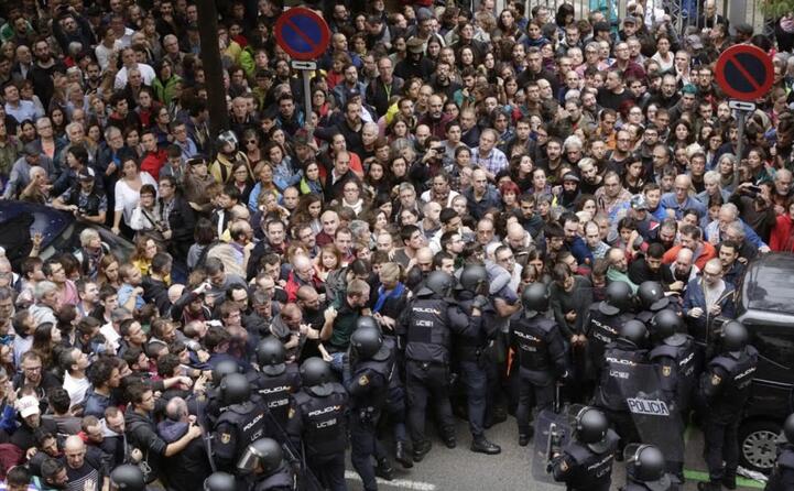 migliaia di persone in piazza a barcellona