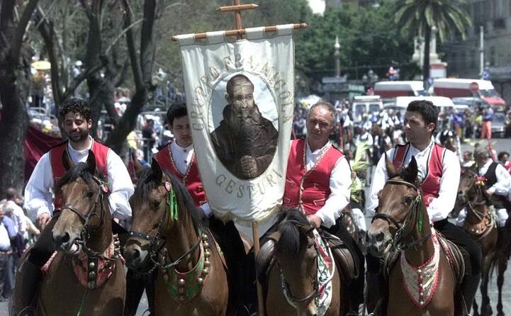 lo stendardo di fra nicola alla festa di sant efisio del 2002 (archivio unione sarda)