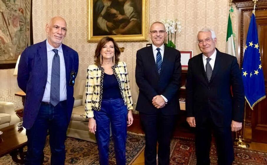 l incontro tra la casellati e una rappresentanza del comitato promotore il senatore emilio floris (forza italia) che ha organizzato il colloquio il consigliere regionale michele cossa (riformatori) e luciano uras (sel) (foto comitato)