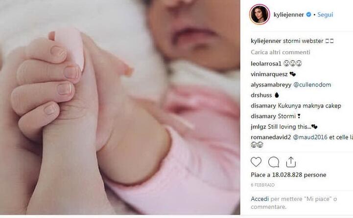 la foto pi cliccata (oltre 18 milioni di like) quella di kylie jenner che mostra la sua neonata (instagram)