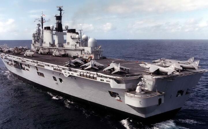 una nave della marina britannica (ansa)