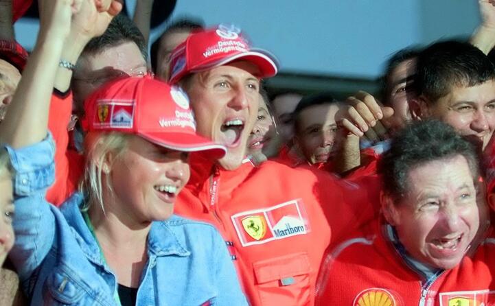 il tedesco festeggia con la moglie corinne e tutto il box ferrari (ansa)