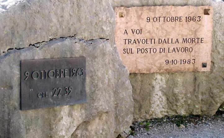 due targhe in memoria delle vittime (ansa)
