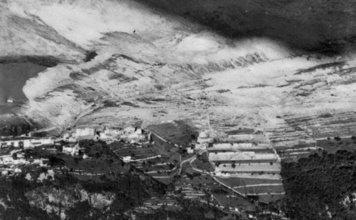 un enorme frana si stacca dal monte toc tra il veneto e il friuli (ansa)