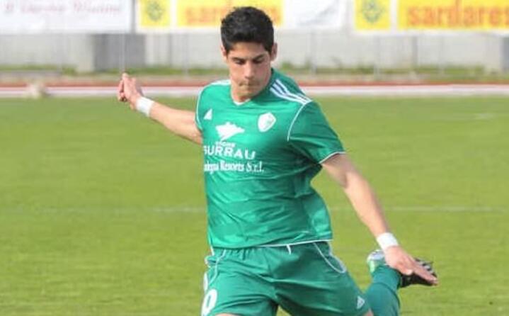 giuseppe mastinu con la maglia dell arzachena ora gioca in serie b con lo spezia (foto facebook del calciatore)