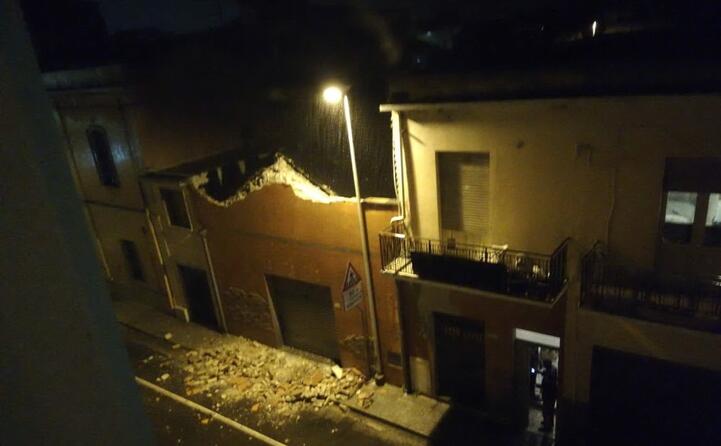il crollo della copertura di una casa a elmas (foto l unione sarda)