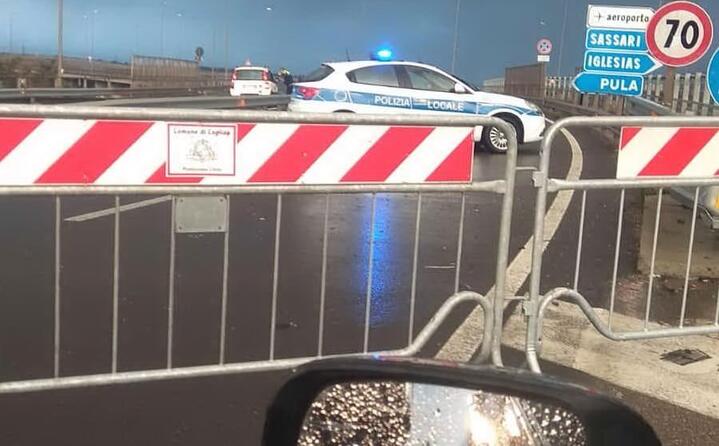 il ponte della scaffa chiuso (foto l unione sarda)