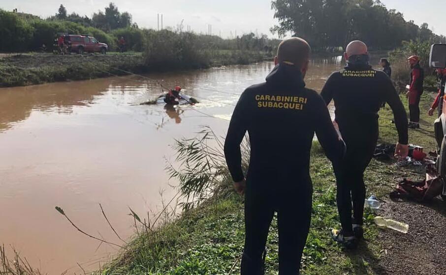 il recupero dell auto (foto carabinieri)