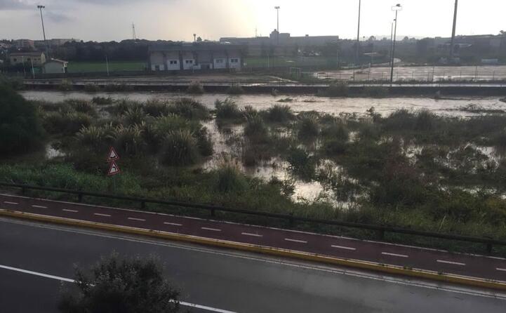 il rio sestu a elmas ingrossato e a rischio esondamento ora sotto controllo (foto l unione sarda)