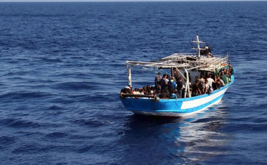 un imbarcazione di migranti (ansa)