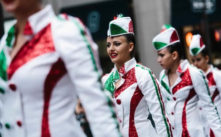 ogni anno gli americani festeggiano quel momento con una parata (ansa epa)