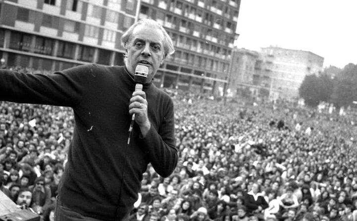 la sua arte un misto di farsa e impegno politico (ansa)