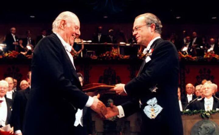nel 1997 vince il nobel per la letteratura (ansa)