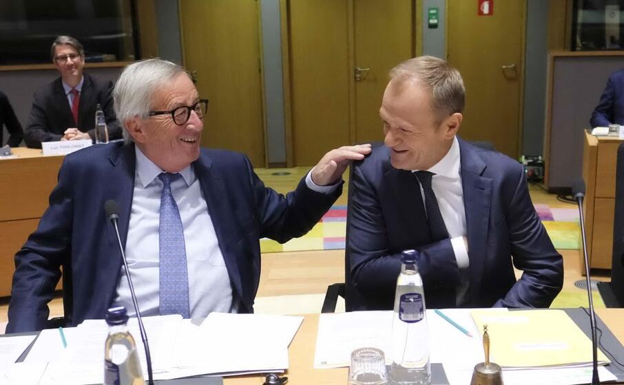 il presidente della commissione europea jean claude juncker con donald tusk presidente del consiglio europeo (ansa)
