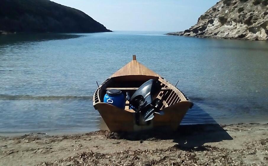 un barchino usato dai migranti (archivio l unione sarda)