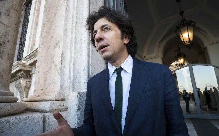 il leader radicale davanti al palazzo della consulta (ansa)