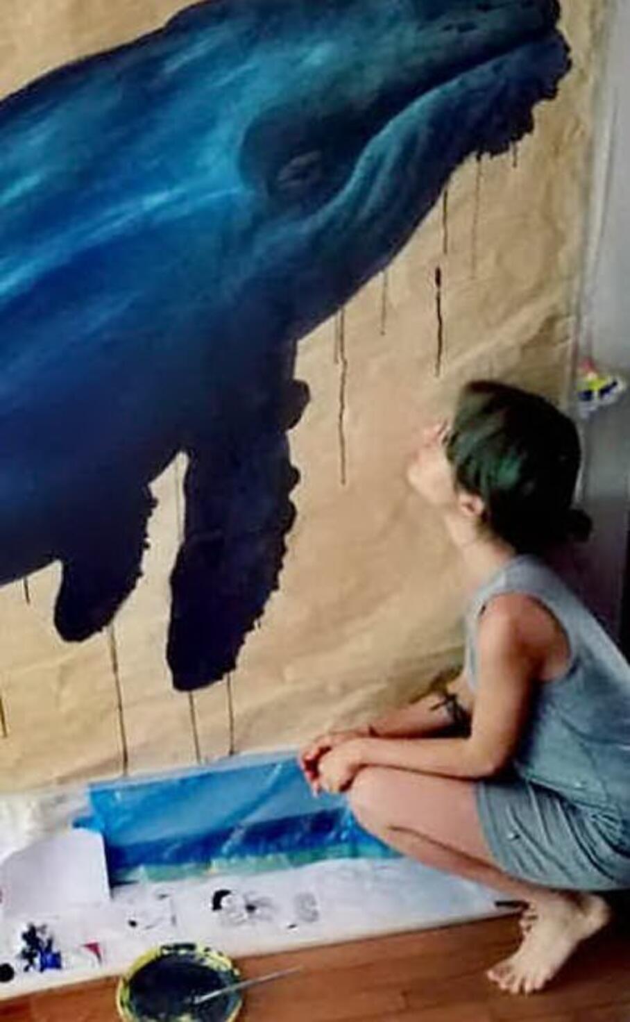 benedetta cocco davanti a un suo dipinto (foto concessa dall intervistata a l unione sarda)