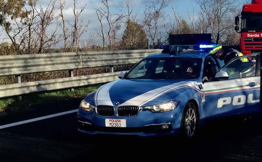 la polizia stradale di oristano sulla 131 (foto elia sanna)