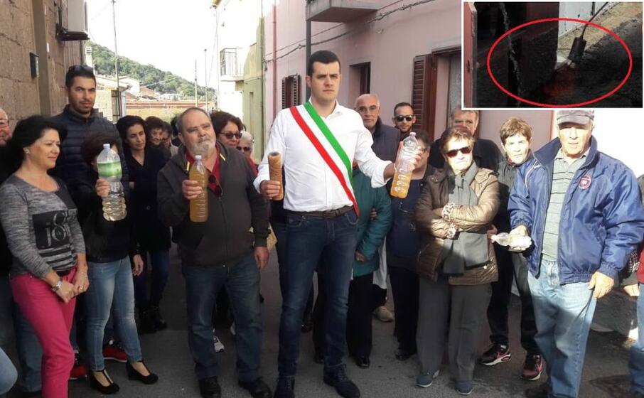 il sindaco con i residenti nel riquadro l acqua che prende fuoco (foto alessia orbana)