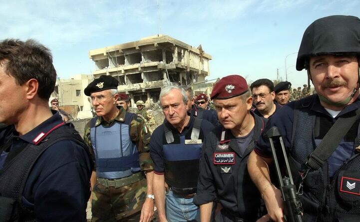 l allora ministro della difesa antonio martino in visita al luogo della strage