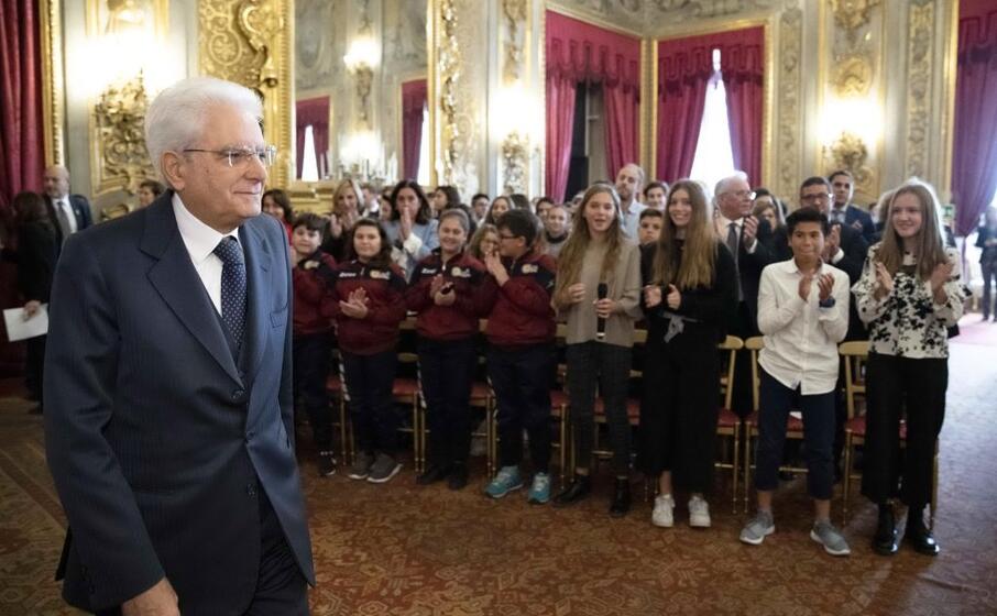 mattarella e il suo giovane pubblico al quirinale (ansa)