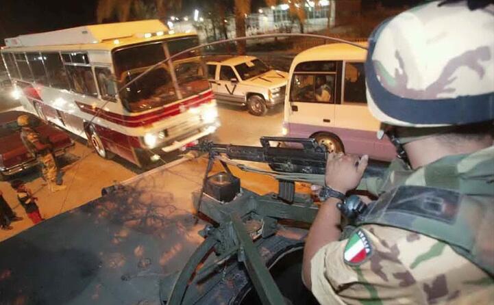 militari italiani controllano le strade di nassiriya il novembre 2003