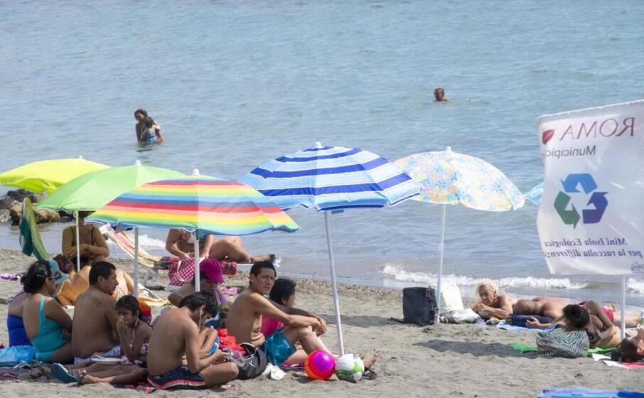 bagnanti in spiaggia a ostia (ansa)