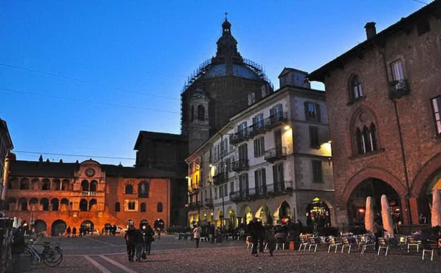 piazza della vittoria a pavia (foto wikipedia)